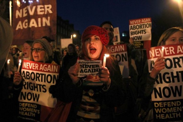 مشهد من مظاهرات اليوم تنديداً بقانون الإجهاض