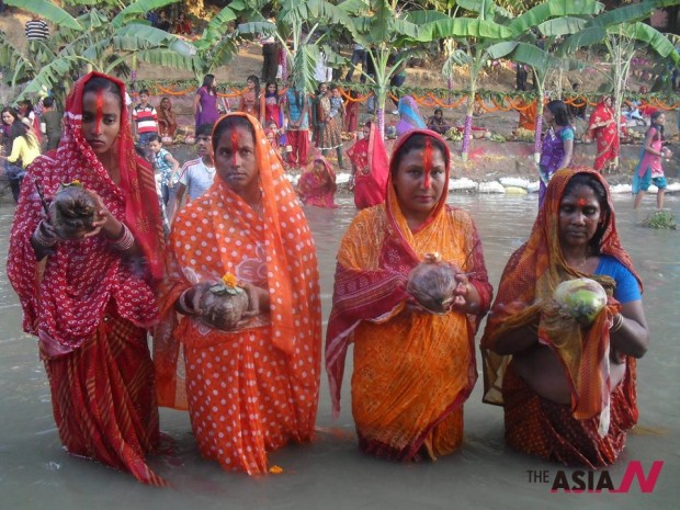 نساء النيبال يقدمن صلواتهن للشمس