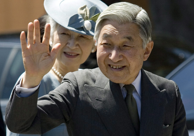 إمبراطور اليابان في عيد ميلاده 79 يواسي ضحايا تسونامي 2011