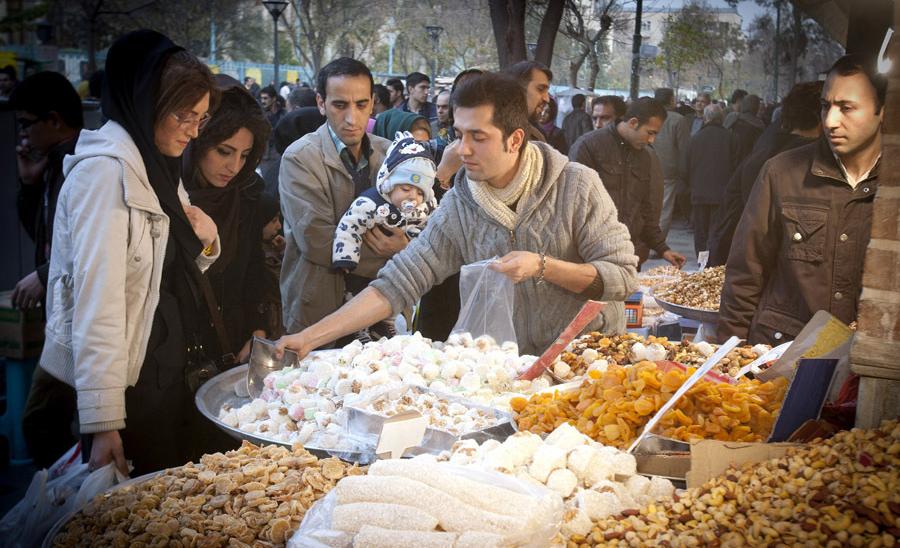 الإيرانيون يحتفلون بـالليلة الكبيرة في طهران