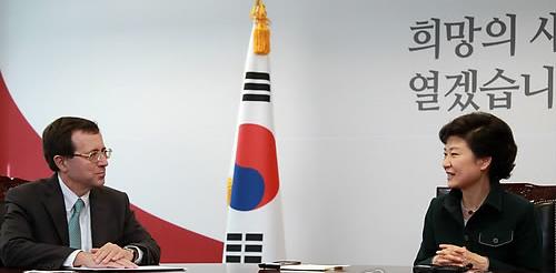 كوريا الجنوبية: الرئيسة تؤكد على تعزيز التعاون مع بريطانيا وفرنسا من أجل تغيير كوريا الشمالية