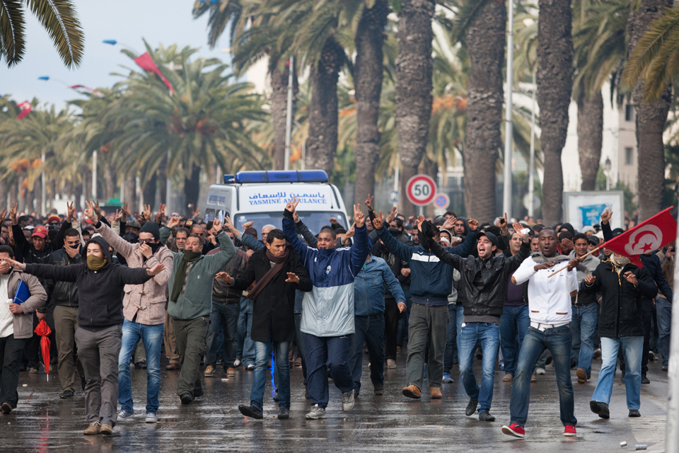 ‫قوات الشرطة التونسية تطلق الغاز الكثيف على مسيرة مشيعي جثمان شكري بلعيد