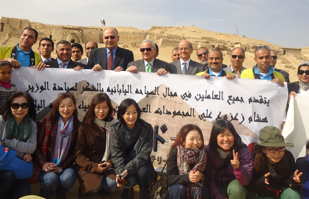 مصر: زعزوع يخاطب السياحة اليابانية عند مقابر بناة الاهرامات
