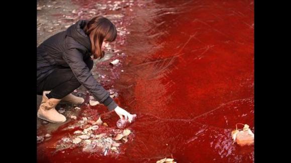 طرد مسئول صيني لمحاولته التقليل من التلوث الأحمر للمياه
