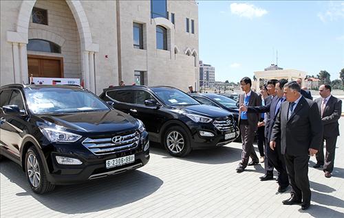 كوريا الجنوبية تهدي مكتب الرئيس الفلسطيني 22 سيارة!