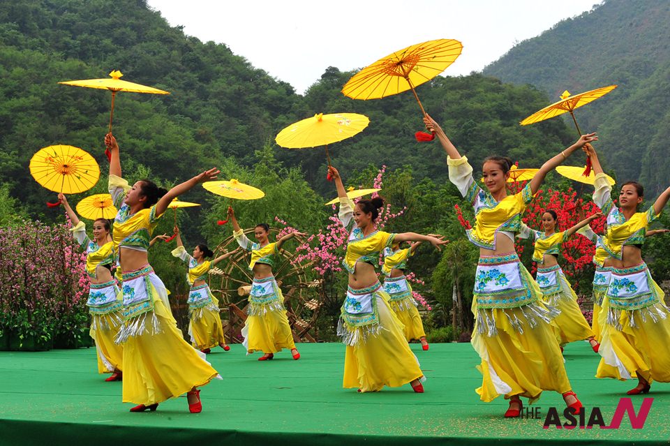 الصين تحتفل بعيد العمال رقصًا