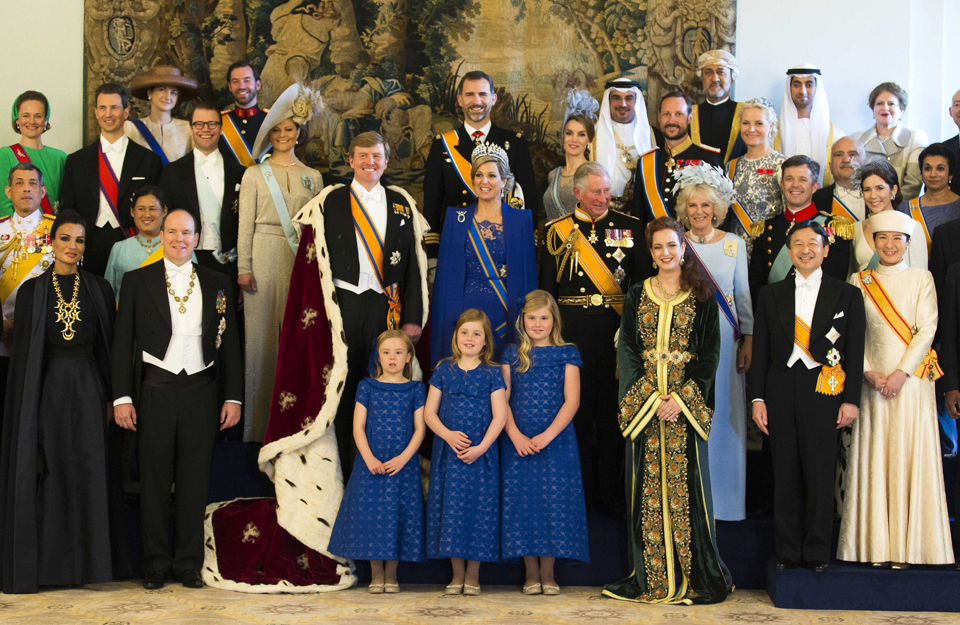 ملكة هولندا تتنازل لابنها عن العرش في احتفال أسطوري