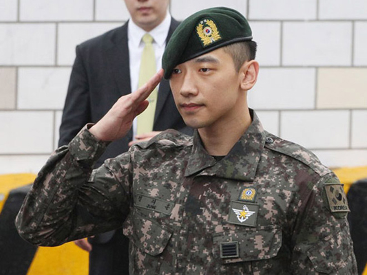 النجم الكوري “رين” ينهي خدمته العسكرية