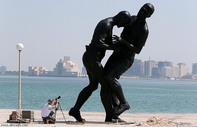 شيوخ قطر وراء إزالة تمثال (نطحة) زيدان من كورنيش الدوحة لاعتباره صنمًا!