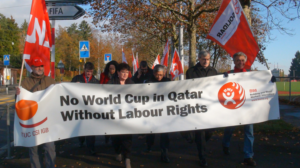 انتهاك حقوق عمال قطر يهدد تنظيمها لكأس العالم