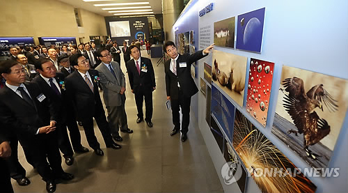 مع الشعب عبر التاريخ: معرض صور يدشن المبنى الجديد لوكالة يونهاب الكورية