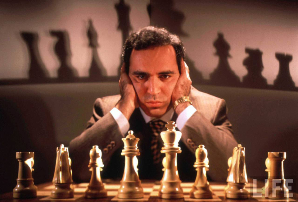 قفزة حصان (كاسباروف) بين الشطرنج والسياسة