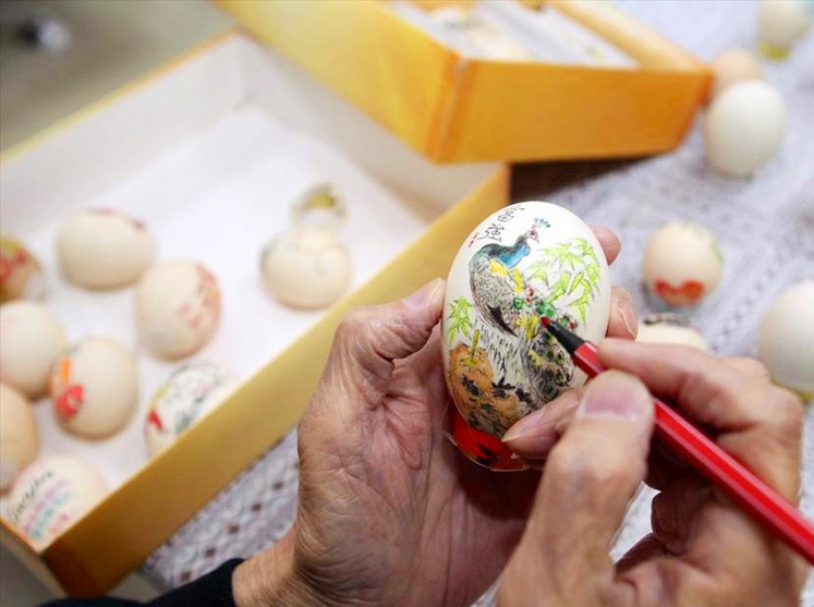 فنان صيني يرسم ألف لوحة على قشر البيض!