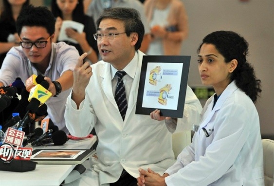 أطباء عيون صينيون يعيدون البصر لمكفوفين كمبوديين!