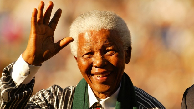 نيلسون مانديلا .. الضوءُ الذي اخترقَ ظلماتِ السجون ليضيء للأجيال!!