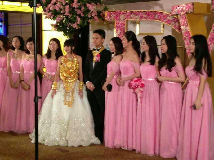 عروس صينية ترتدي قلادة من ٧٠ سوار ذهبي في حفل زفافها