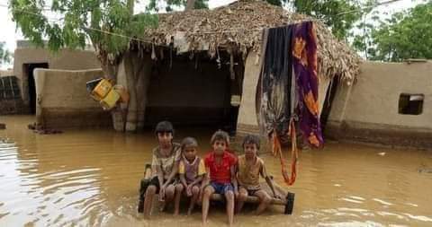 الأمطار الغزيرة والمُدمّرة تجتاح باكستان المنكوبة