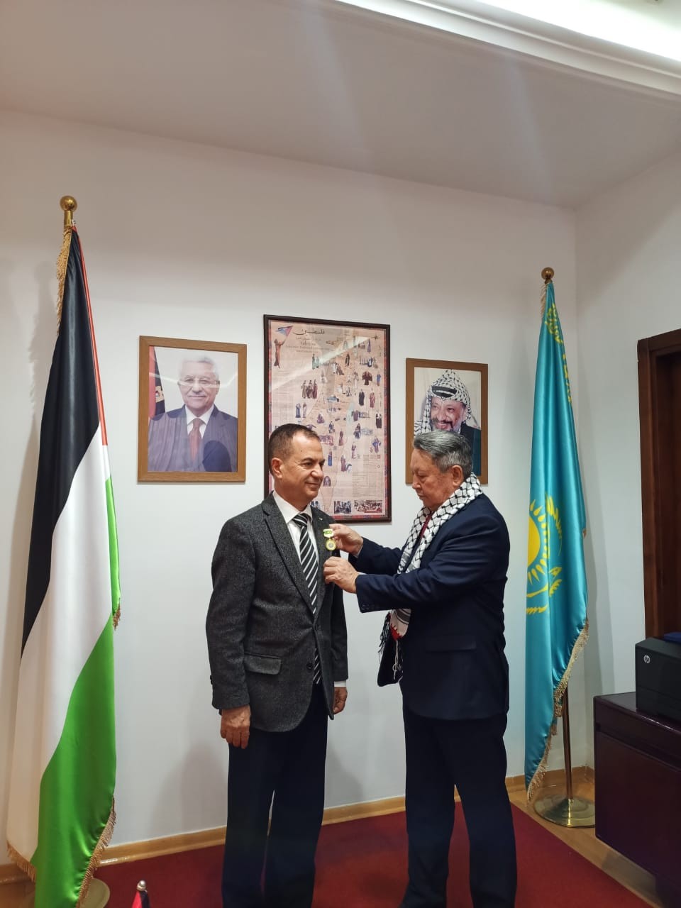 جمعية الصداقة العالمية بكازاخستان تقلد سفير فلسطين ميدالية الصداقة بين الشعبين