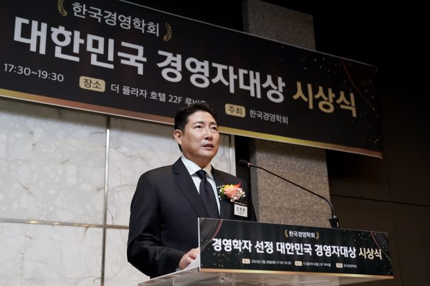 هيون – جون تشو يفوز بجائزة كوريا الكبرى للإدارة
