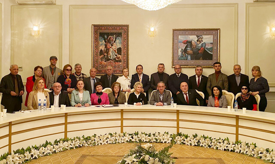 مجلس الأدب الأذري ومنظمة كُتّاب العالم يلتقيان في باكو