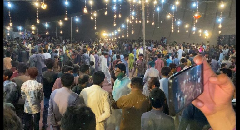 في السند … المسلمون والهندوس يحتفلون معًا بليالي رمضان والهولي