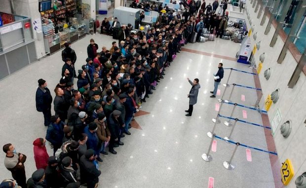 أوزبكستان تغطي بعض تكاليف عمالها المهاجرين للحصول على التأشيرات والرحلات الجوية